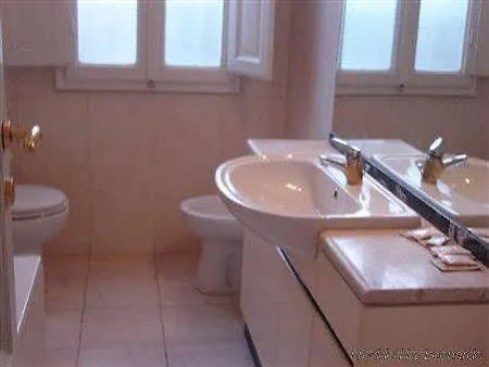 ***  Leone X Guest House Floransa İtalya